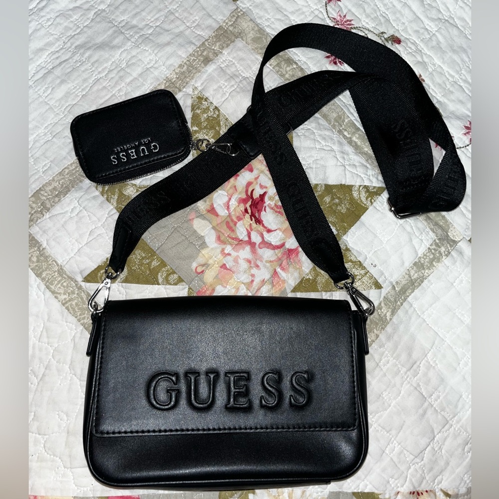 Guess crossbody black small purse. Only worn 3 times.